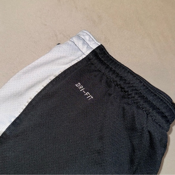 Women’s Nike drawstring shorts size: small - Picture 4 of 5